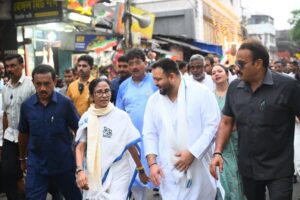 भवानीपुर में पदयात्रा के दौरान तेजस्वी यादव का