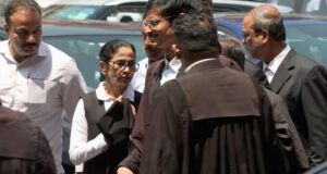 वकील के रूप में कोर्ट पहुंचीं ममता बनर्जी