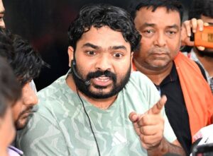 पटना में थाने के बाहर धरने पर बैठे रौशन आनंद,