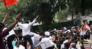 AAP कार्यालय के बाहर बवाल: बीजेपी कार्यकर्ताओं
