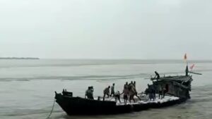 भागलपुर में गंगा में मजदूरों से भरी नाव पलटी