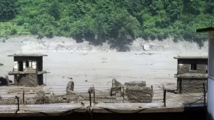 नेपाल की भोटेकोशी नदी में बाढ़ से यूपी में भी