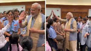 रक्षाबंधन पर स्कूली बच्चों से मिले पीएम मोदी