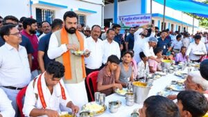 बाढ़ के बीच वैशाली-सारण पहुंचे CM सम्राट चौधरी