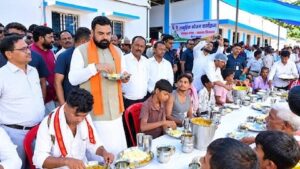 बिहार में बाढ़ प्रभावितों के
