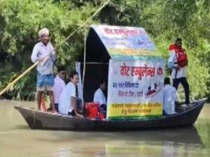 बाढ़ के बीच कटिहार में बोट एंबुलेंस बनी सहारा