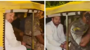 दिल्ली की सड़कों पर ऑटो की सवारी करते दिखे तेजस्वी यादव